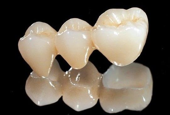 Cała korona dentystyczna z ceramiki cyrkonowej