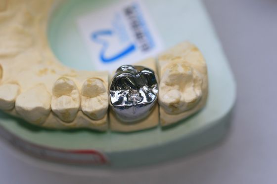 Korona dentystyczna w całości odlewana ze stopów metali nieszlachetnych